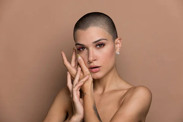 Attraktive Junge Frau Mit Kurzen Haaren Posiert Studio Beauty Shot — Stockfoto