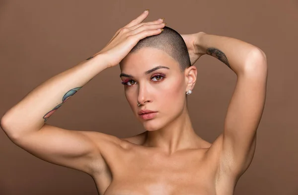 Jovem Atraente Com Cabelo Curto Posando Estúdio Beleza Tiro Menina — Fotografia de Stock