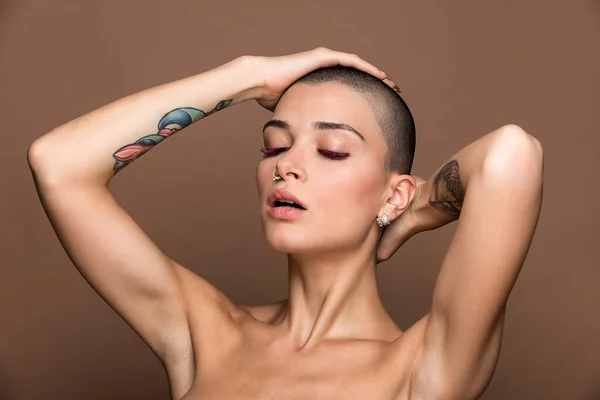 Jovem Atraente Com Cabelo Curto Posando Estúdio Beleza Tiro Menina — Fotografia de Stock