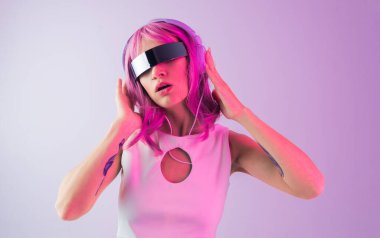 Renkli arka planda güzel bir kadının moda portresi.