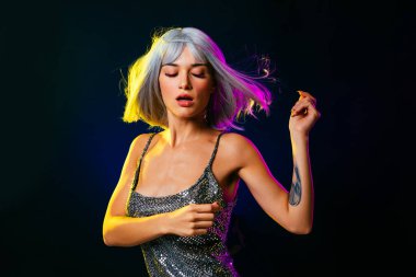 Renkli arka planda güzel bir kadının moda portresi.
