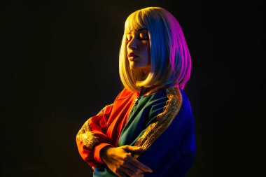 Renkli arka planda güzel bir kadının moda portresi.