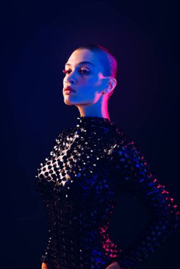 Renkli arka planda güzel bir kadının moda portresi.