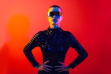 Renkli arka planda güzel bir kadının moda portresi.