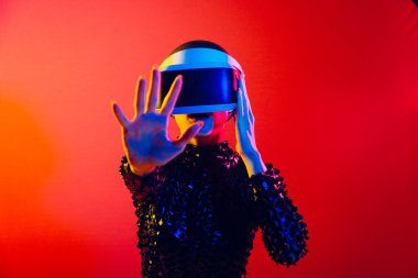 Renkli arka planda güzel bir kadının moda portresi.