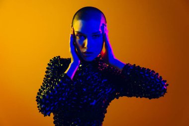 Renkli arka planda güzel bir kadının moda portresi.