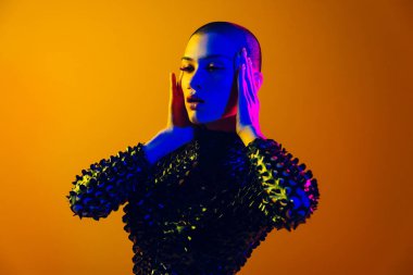 Renkli arka planda güzel bir kadının moda portresi.