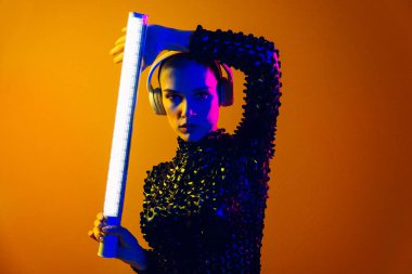 Renkli arka planda güzel bir kadının moda portresi.