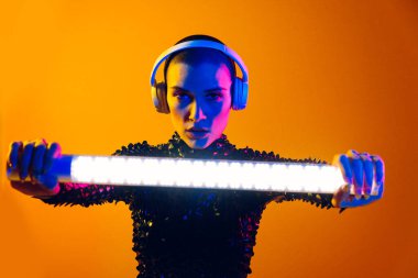 Renkli arka planda güzel bir kadının moda portresi.