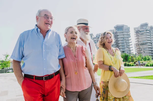 Idősek Csoportja Sétál Szórakozik Városban — Stock Fotó