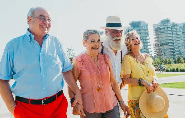 Grupa Seniorów Spacery Zabawy Mieście — Zdjęcie stockowe