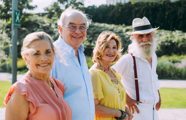 Grupo Idosos Caminhando Divertindo Cidade — Fotografia de Stock