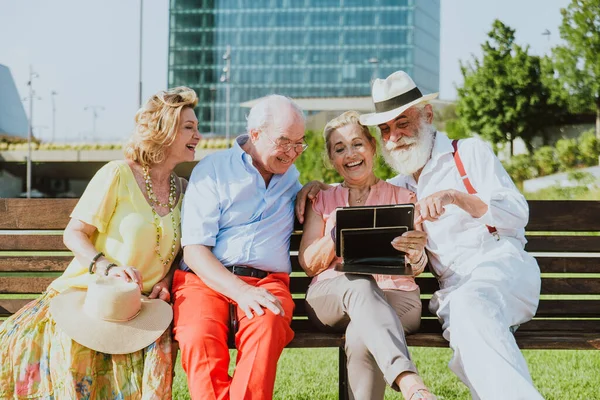 Grupo Personas Mayores Divirtiéndose Ciudad — Foto de Stock