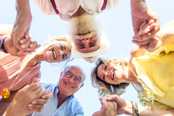 Grupo Personas Mayores Haciendo Picnic Parque Divirtiéndose —  Fotos de Stock