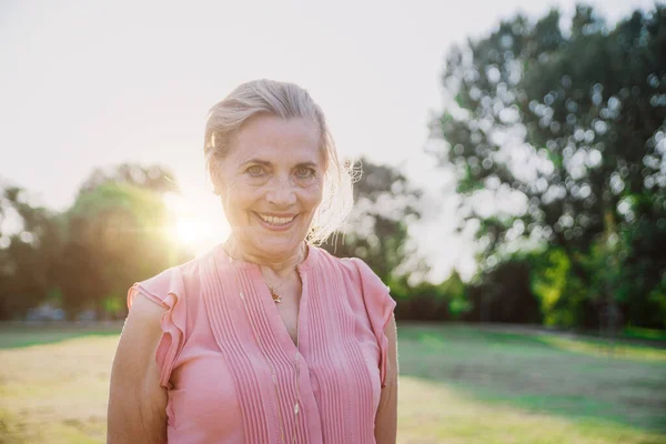 快乐的祖母在花园里享受日落 — 图库照片