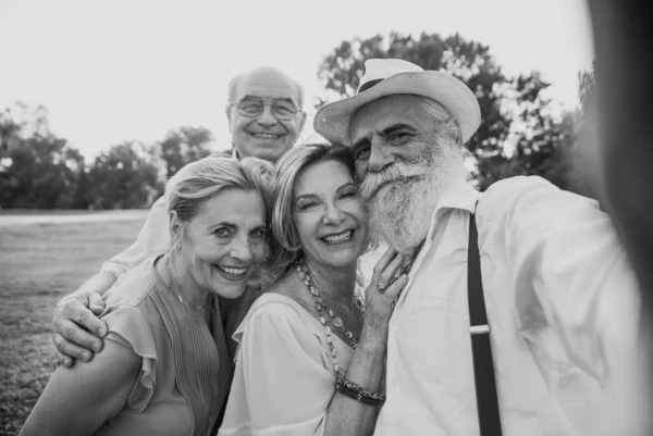 Grupo Idosos Fazendo Piquenique Parque Divertindo Tomar Selfies Com Amigos — Fotografia de Stock