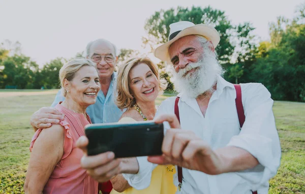 Seniorengruppe Macht Picknick Park Und Hat Spaß Selfies Mit Freunden — Stockfoto