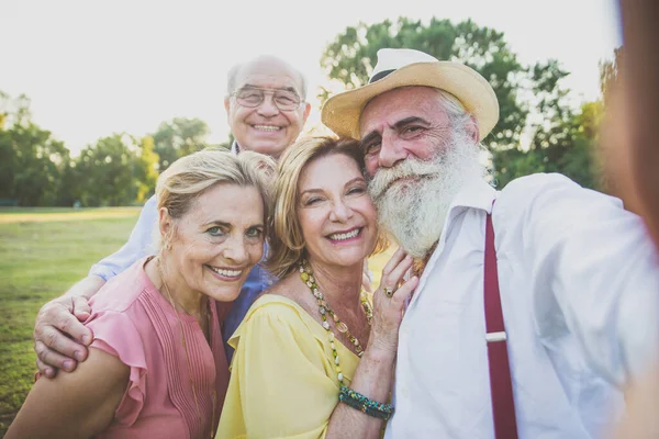Skupina Maturantů Dělá Piknik Parku Baví Užívání Selfie Přáteli — Stock fotografie