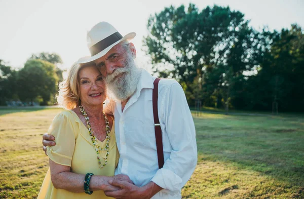 Casal Sênior Parque Desfrutando Pôr Sol — Fotografia de Stock