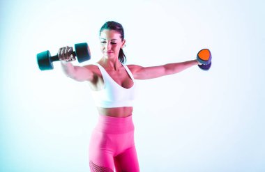 Spor salonunda halterli kadın eğitimi.