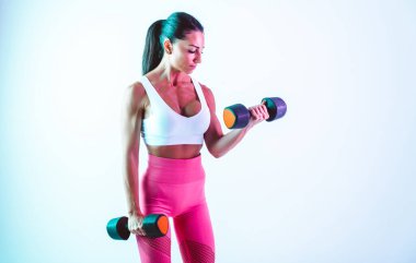 Spor salonunda halterli kadın eğitimi.