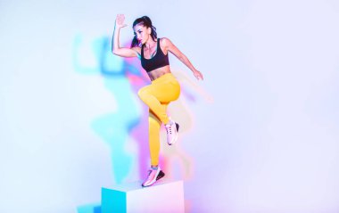 Evde egzersiz yapan güzel bir kadın. Spor salonunda egzersiz yapıyor.