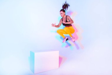 Evde egzersiz yapan güzel bir kadın. Spor salonunda egzersiz yapıyor.