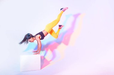 Evde egzersiz yapan güzel bir kadın. Spor salonunda egzersiz yapıyor.