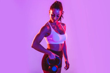 Spor salonunda halterli kadın eğitimi.