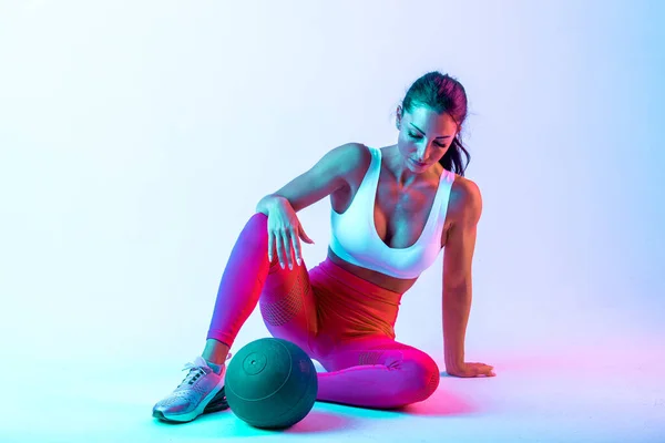 Mulher Treinando Com Bola Exercícios Ginásio — Fotografia de Stock