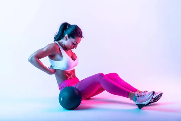 Kvinnlig Träning Med Övningar Bollen Gymmet — Stockfoto