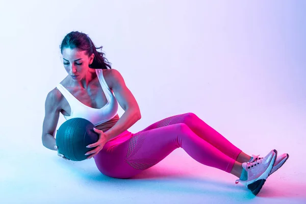 ジムで運動ボールを持つ女性のトレーニング — ストック写真