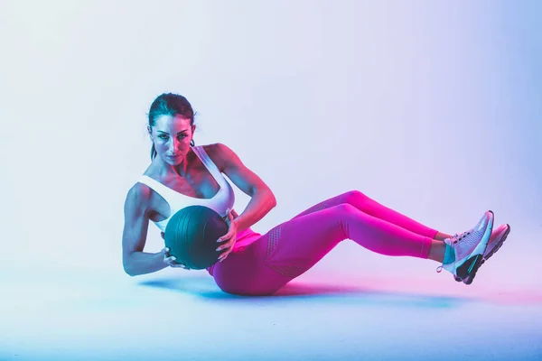 Kvinnlig Träning Med Övningar Bollen Gymmet — Stockfoto