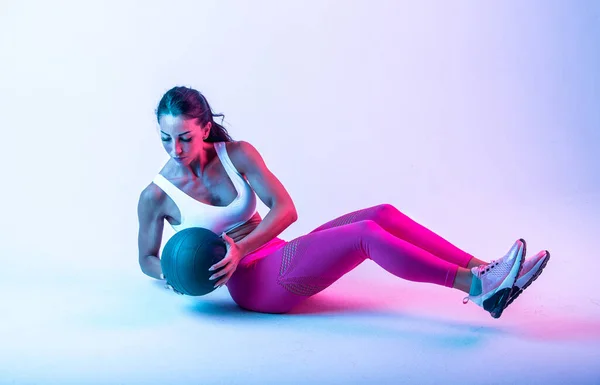 Mulher Treinando Com Bola Exercícios Ginásio — Fotografia de Stock