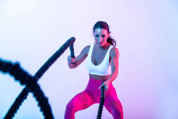 女性のトレーニングをロープでしっかりとフィット 女の子はジムで運動をしている ボディービルとライフスタイルに関するコンセプト — ストック写真