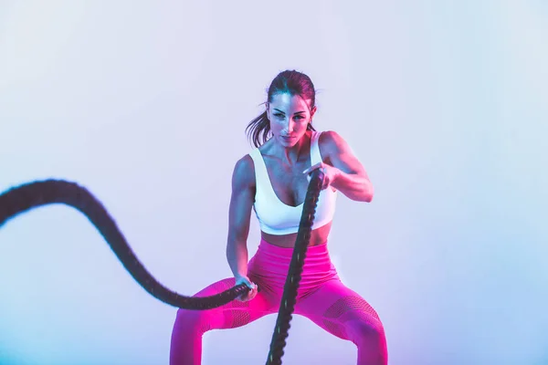 Mujer Forma Entrenando Duro Con Cuerdas Chica Haciendo Ejercicios Gimnasio — Foto de Stock