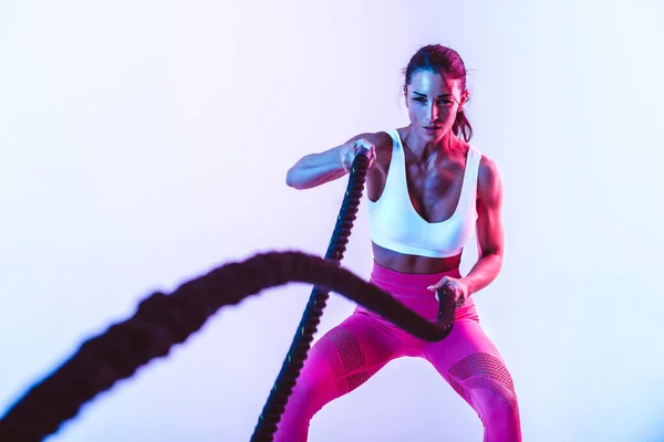 Ple Sıkı Çalışan Formda Bir Kadın Spor Salonunda Egzersiz Yapan — Stok fotoğraf