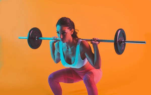 Frau Trainiert Mit Langhanteln Fitnessstudio — Stockfoto