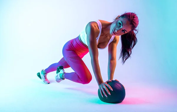 ジムで運動ボールを持つ女性のトレーニング — ストック写真