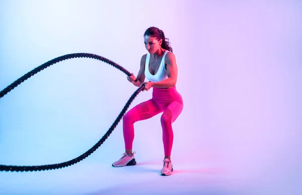 Mujer Forma Entrenando Duro Con Cuerdas Chica Haciendo Ejercicios Gimnasio — Foto de Stock