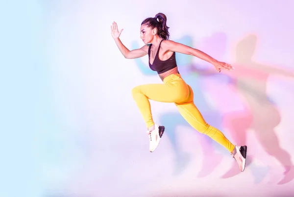 スポーツやランニングを作る美しいフィット女性 スタジオゲル照明 — ストック写真
