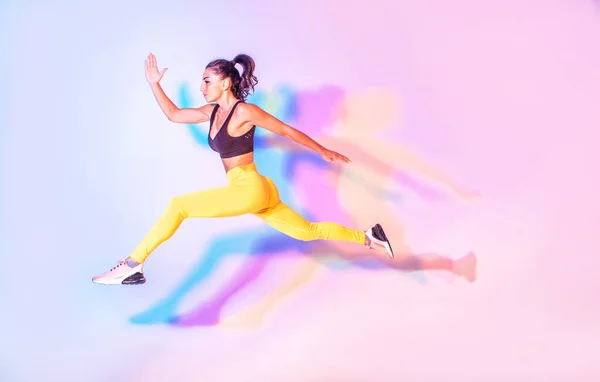 适合做运动和跑步的漂亮女人 工作室凝胶照明 — 图库照片
