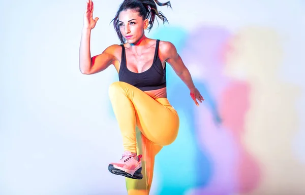 スポーツやランニングを作る美しいフィット女性 スタジオゲル照明 — ストック写真