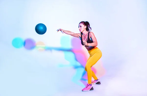 Γυναίκα Προπόνηση Την Άσκηση Μπάλα Στο Γυμναστήριο — Φωτογραφία Αρχείου