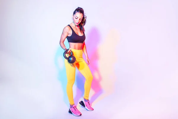 Mujer Entrenando Con Pesas Gimnasio — Foto de Stock