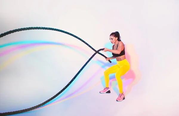 Mujer Forma Entrenando Duro Con Cuerdas Chica Haciendo Ejercicios Gimnasio —  Fotos de Stock