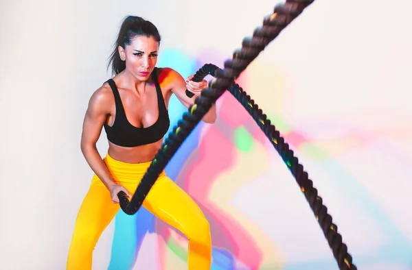 Ple Sıkı Çalışan Formda Bir Kadın Spor Salonunda Egzersiz Yapan — Stok fotoğraf