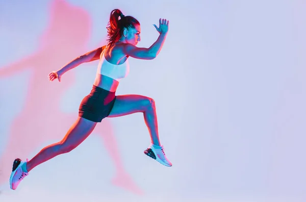 适合做运动和跑步的漂亮女人 工作室凝胶照明 — 图库照片