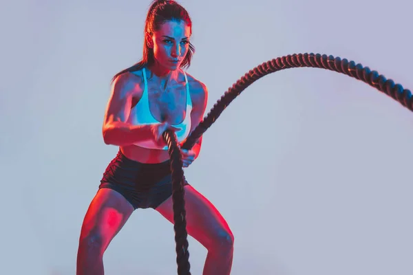 Mujer Forma Entrenando Duro Con Cuerdas Chica Haciendo Ejercicios Gimnasio — Foto de Stock