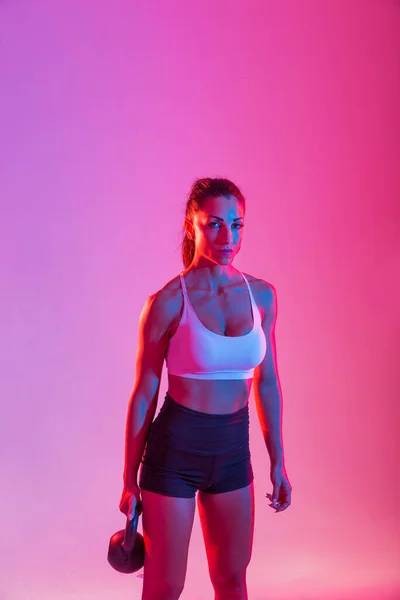 Spor Kıyafetleri Giymiş Atletik Bir Kadın Stüdyoda Spor Yapıyor — Stok fotoğraf